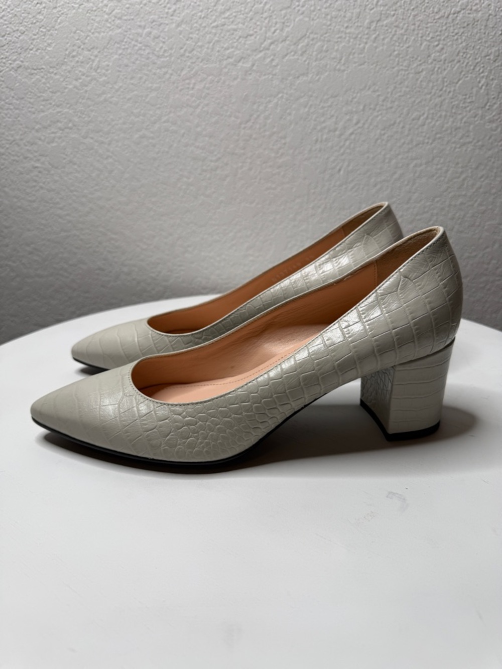 AGL Croc Embossed Leather Block Heels Cream Pointed Toe Italian Made Size 9